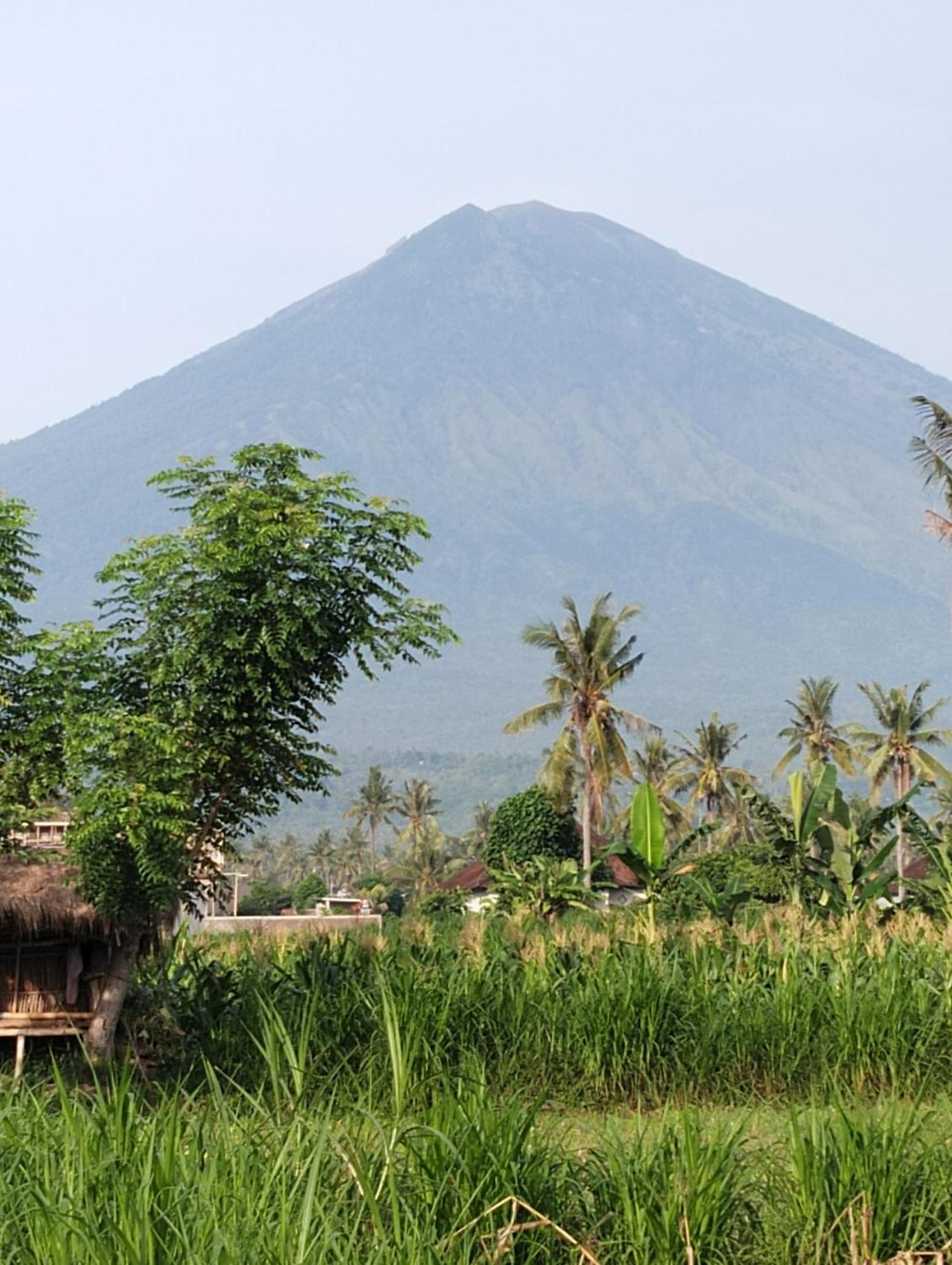 Amed Stop Inn Homestay, Rooftop Restaurant And Bar エクステリア 写真