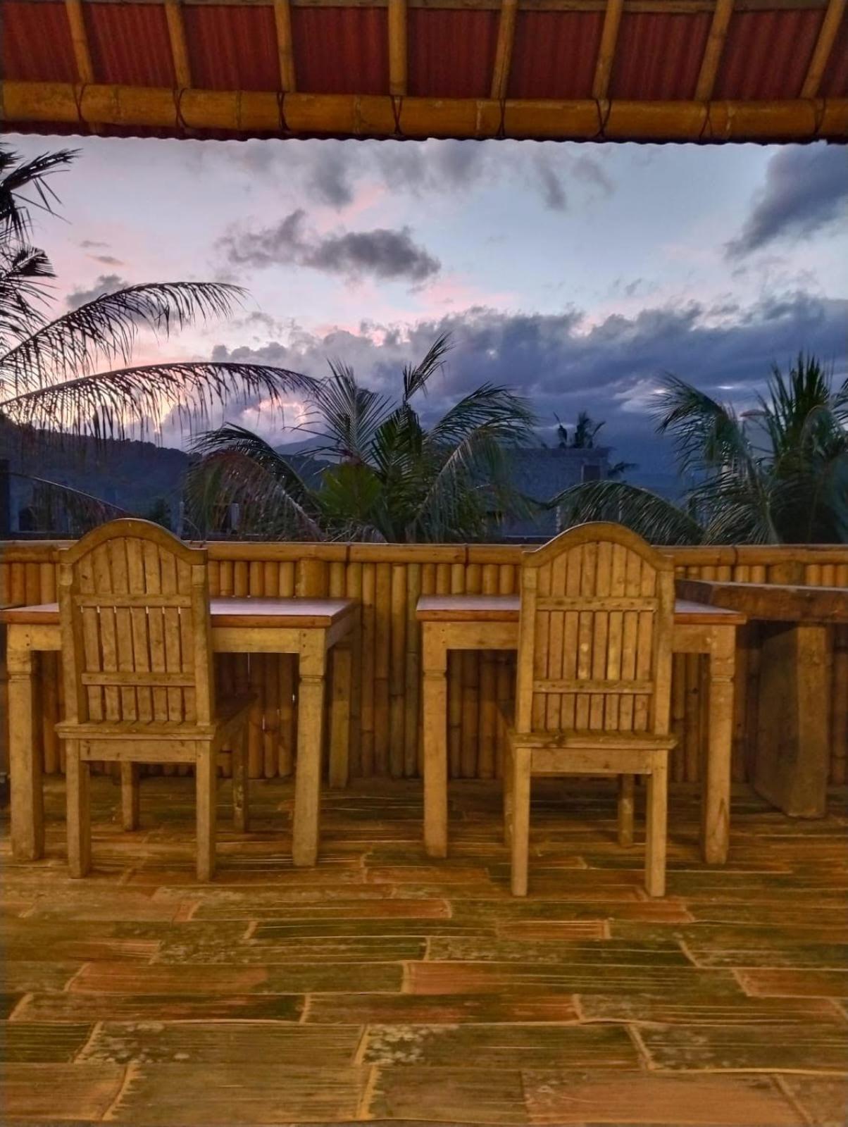 Amed Stop Inn Homestay, Rooftop Restaurant And Bar エクステリア 写真